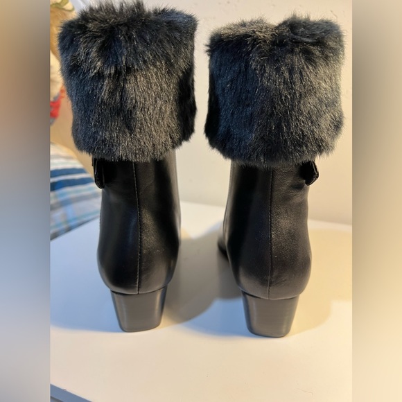 Sudini Seattle black leather and faux fur ankle boot heels size 5.5 new in box - Picture 11 of 14